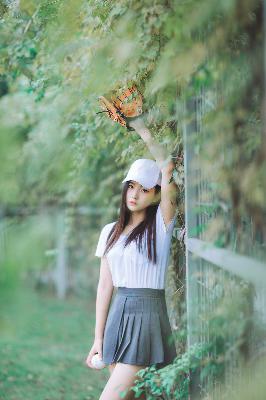 中午妈妈在厨房做饭